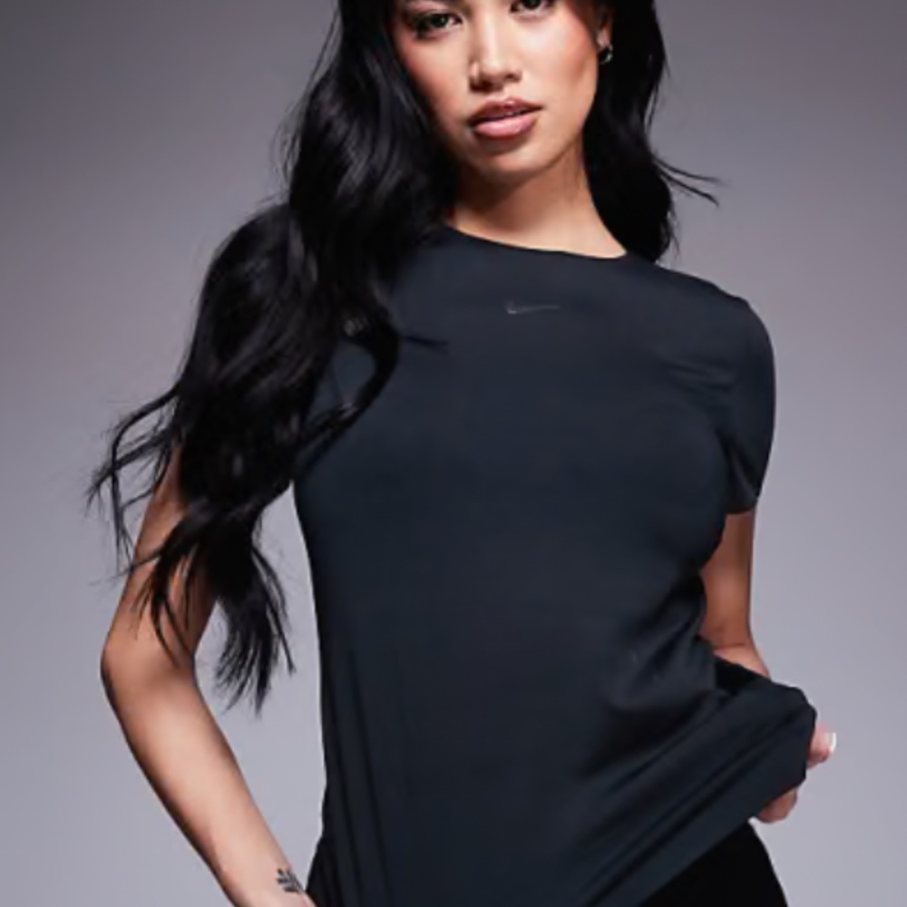 Nike Training Form seamless fitted T-shirt in black, new with tags, never worn